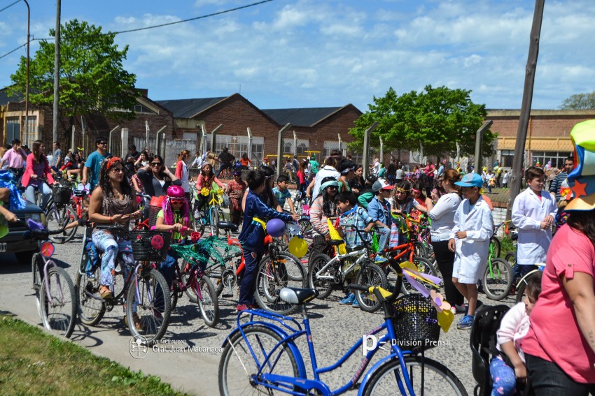 Cientos de personas disfrutaron de la bicicleteada de la familia