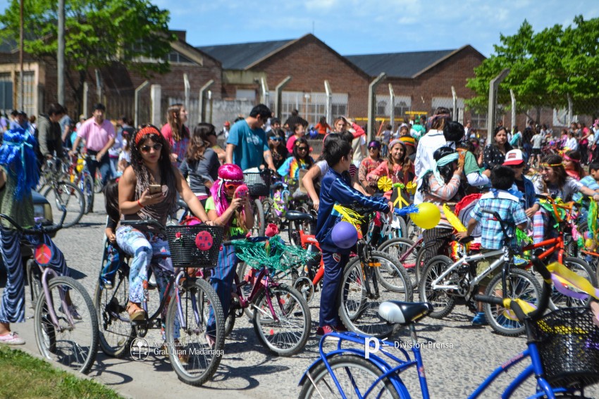 Cientos de personas disfrutaron de la bicicleteada de la familia