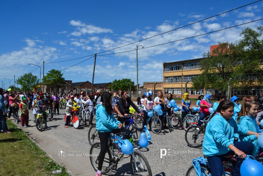 Cientos de personas disfrutaron de la bicicleteada de la familia