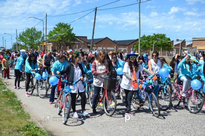 Cientos de personas disfrutaron de la bicicleteada de la familia