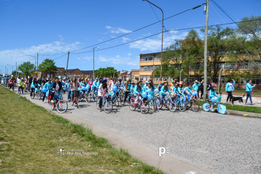 Cientos de personas disfrutaron de la bicicleteada de la familia