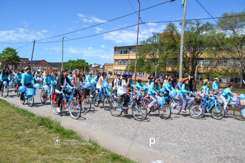 Cientos de personas disfrutaron de la bicicleteada de la familia