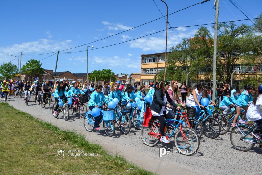 Cientos de personas disfrutaron de la bicicleteada de la familia