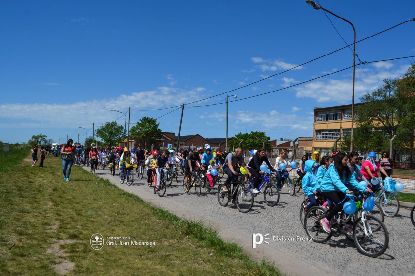 Cientos de personas disfrutaron de la bicicleteada de la familia