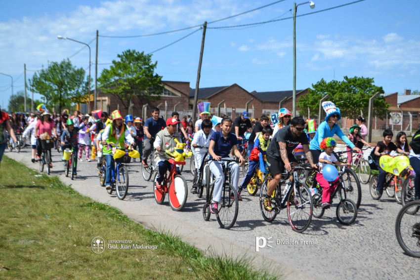 Cientos de personas disfrutaron de la bicicleteada de la familia