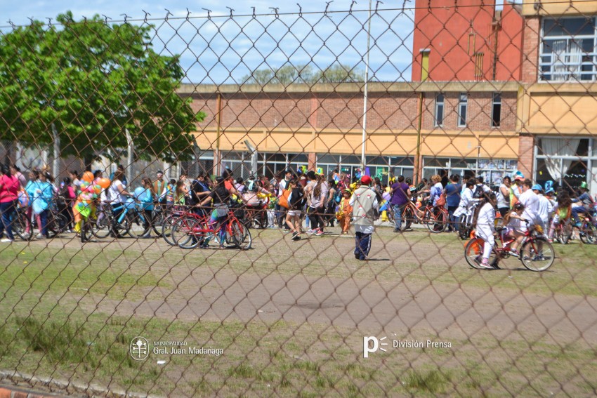 Cientos de personas disfrutaron de la bicicleteada de la familia