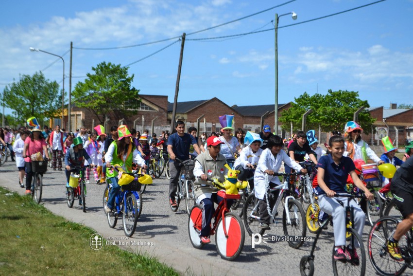 Cientos de personas disfrutaron de la bicicleteada de la familia