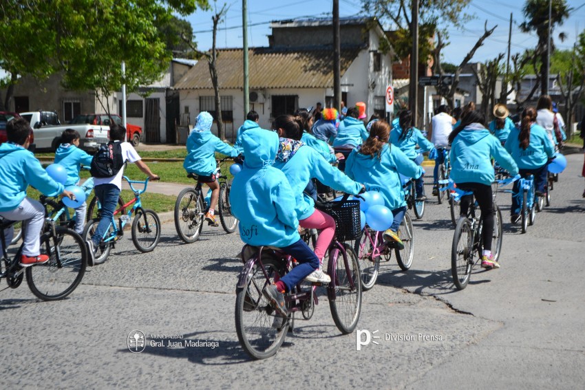 Cientos de personas disfrutaron de la bicicleteada de la familia