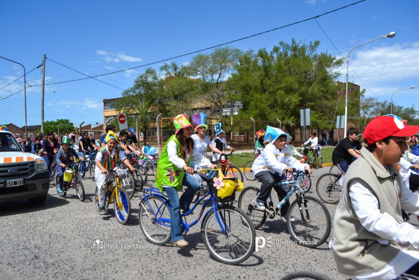 Cientos de personas disfrutaron de la bicicleteada de la familia