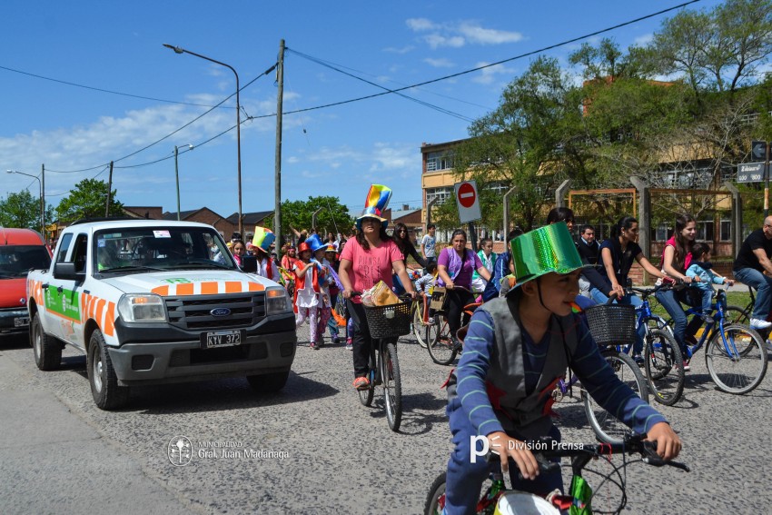 Cientos de personas disfrutaron de la bicicleteada de la familia