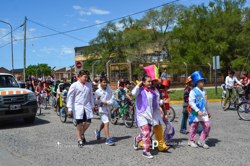 Cientos de personas disfrutaron de la bicicleteada de la familia