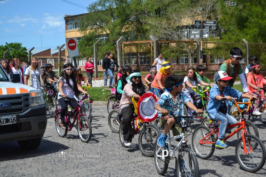 Cientos de personas disfrutaron de la bicicleteada de la familia