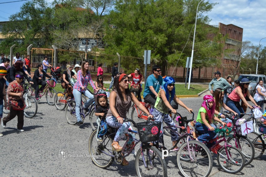 Cientos de personas disfrutaron de la bicicleteada de la familia