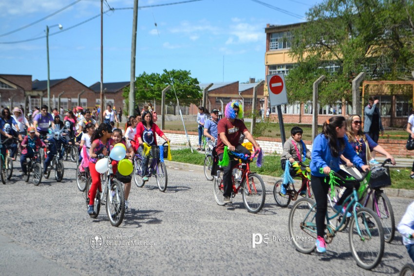 Cientos de personas disfrutaron de la bicicleteada de la familia