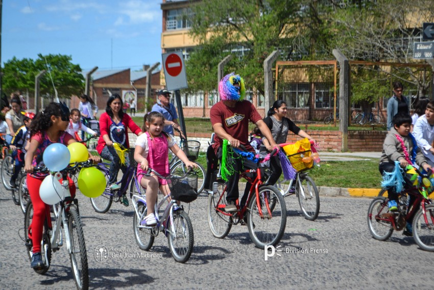 Cientos de personas disfrutaron de la bicicleteada de la familia
