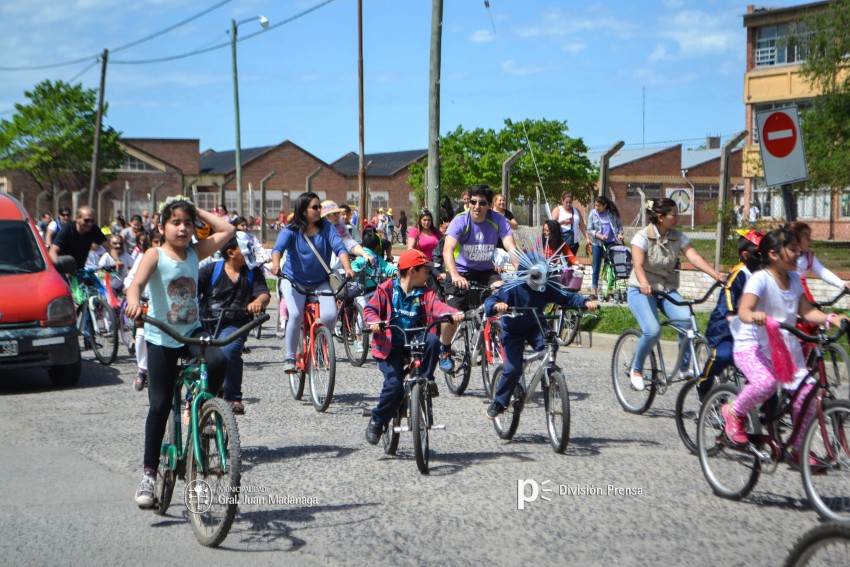 Cientos de personas disfrutaron de la bicicleteada de la familia