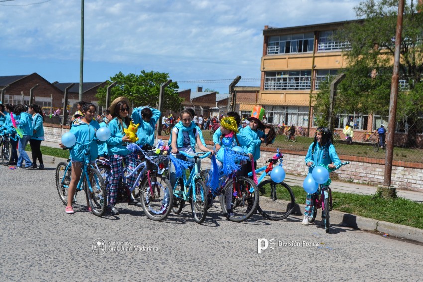 Cientos de personas disfrutaron de la bicicleteada de la familia