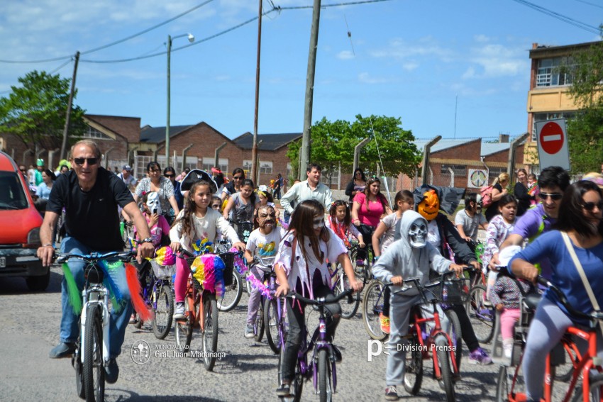 Cientos de personas disfrutaron de la bicicleteada de la familia