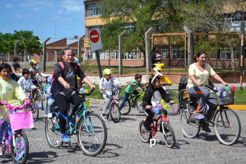 Cientos de personas disfrutaron de la bicicleteada de la familia