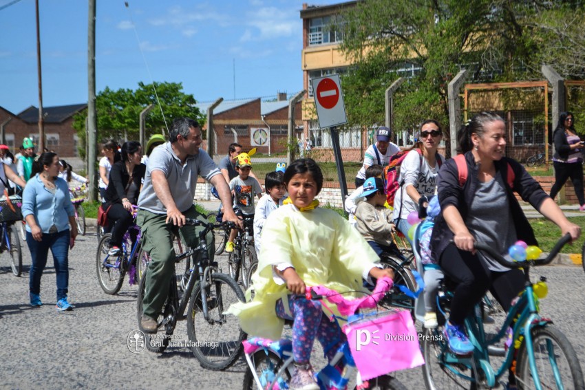 Cientos de personas disfrutaron de la bicicleteada de la familia