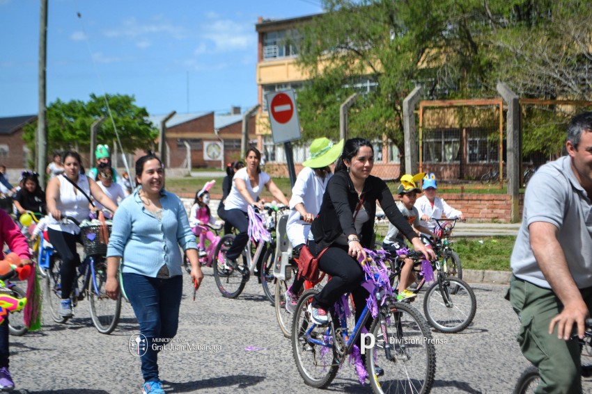 Cientos de personas disfrutaron de la bicicleteada de la familia