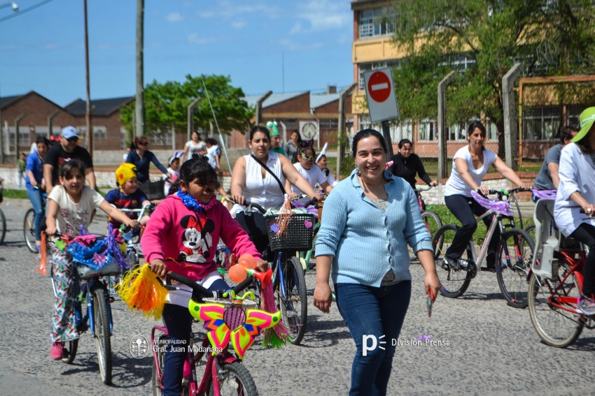 Cientos de personas disfrutaron de la bicicleteada de la familia