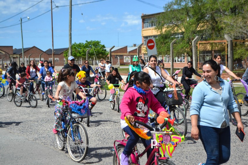 Cientos de personas disfrutaron de la bicicleteada de la familia