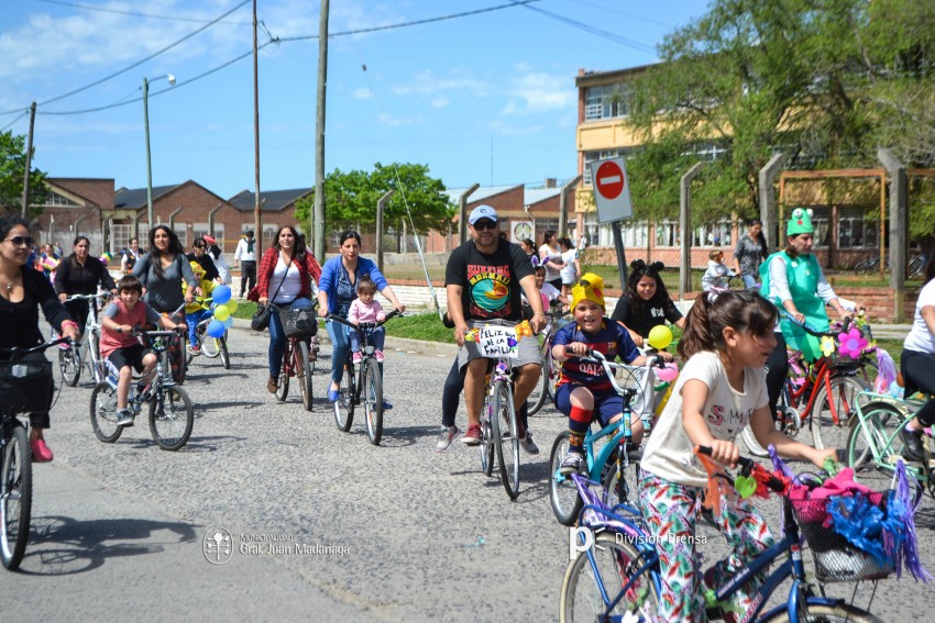 Cientos de personas disfrutaron de la bicicleteada de la familia