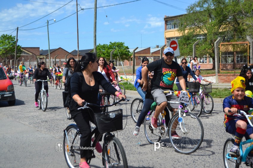 Cientos de personas disfrutaron de la bicicleteada de la familia