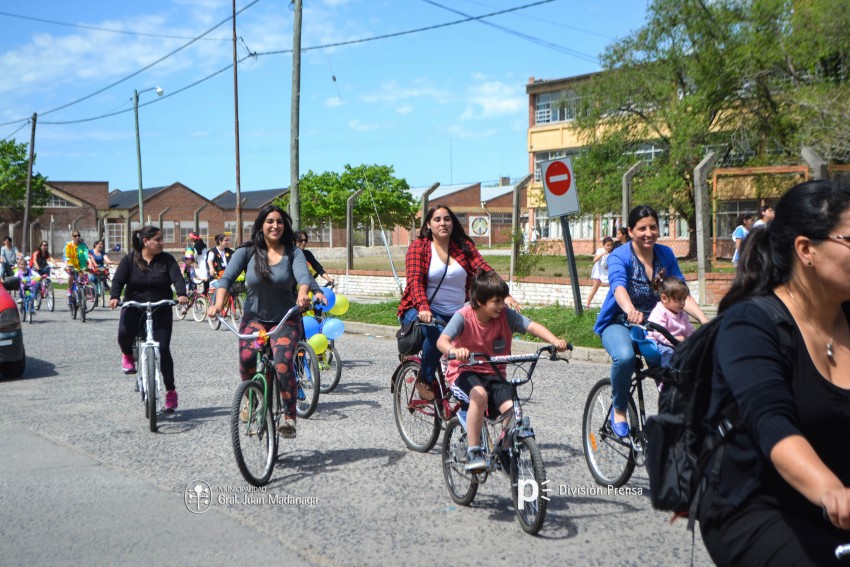 Cientos de personas disfrutaron de la bicicleteada de la familia