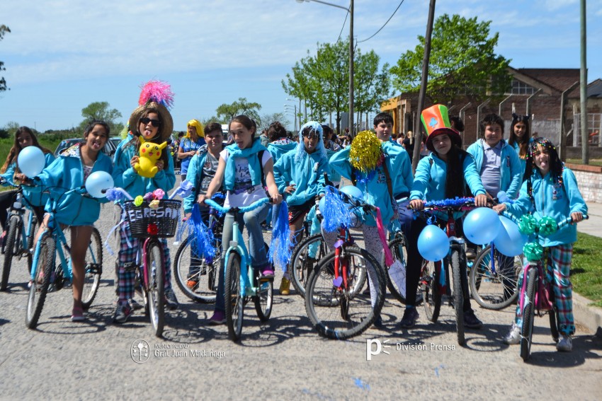 Cientos de personas disfrutaron de la bicicleteada de la familia