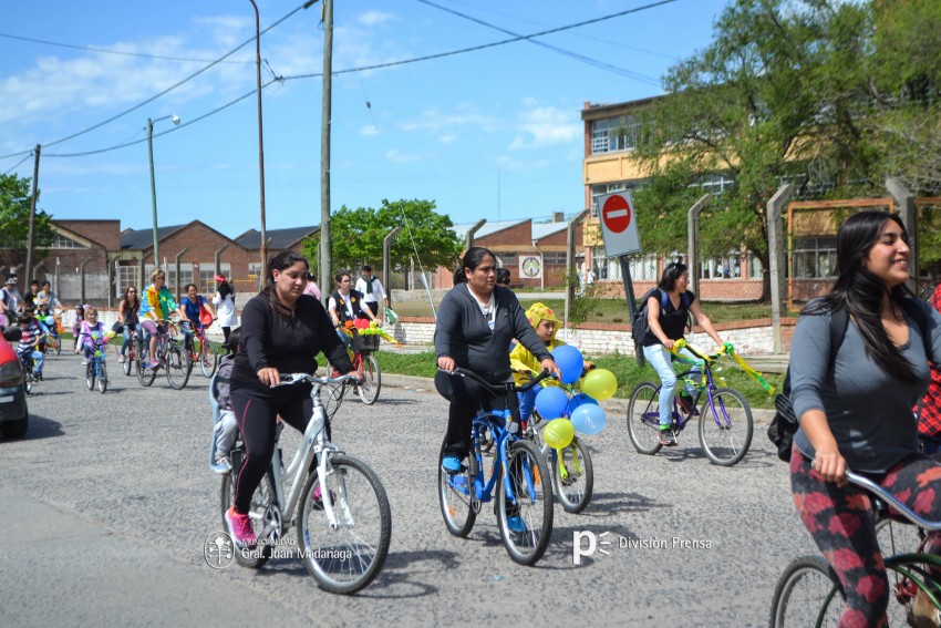Cientos de personas disfrutaron de la bicicleteada de la familia