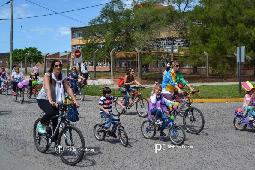 Cientos de personas disfrutaron de la bicicleteada de la familia