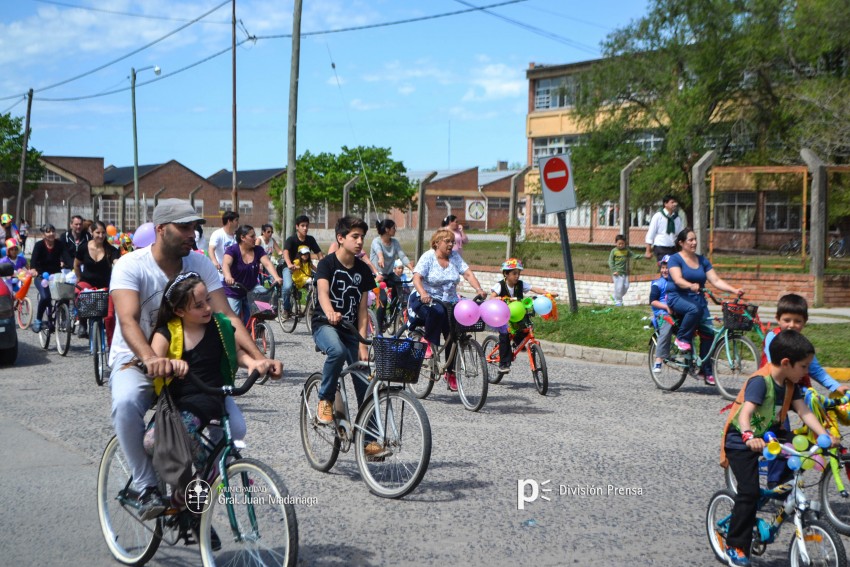 Cientos de personas disfrutaron de la bicicleteada de la familia