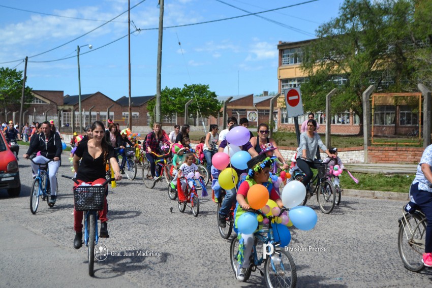 Cientos de personas disfrutaron de la bicicleteada de la familia