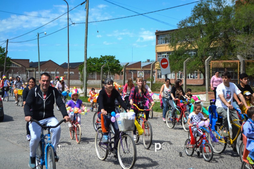 Cientos de personas disfrutaron de la bicicleteada de la familia