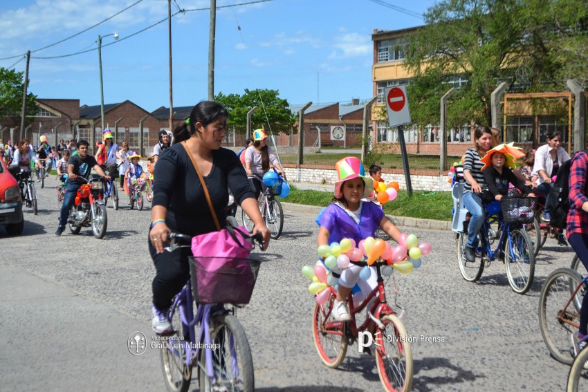 Cientos de personas disfrutaron de la bicicleteada de la familia