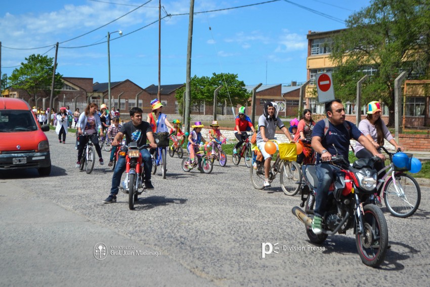 Cientos de personas disfrutaron de la bicicleteada de la familia