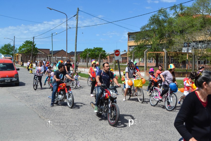 Cientos de personas disfrutaron de la bicicleteada de la familia