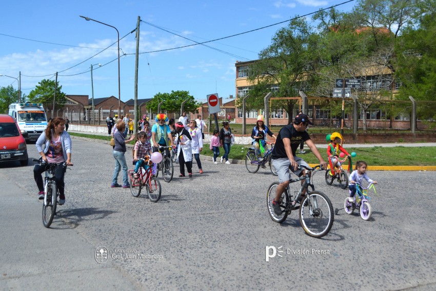 Cientos de personas disfrutaron de la bicicleteada de la familia