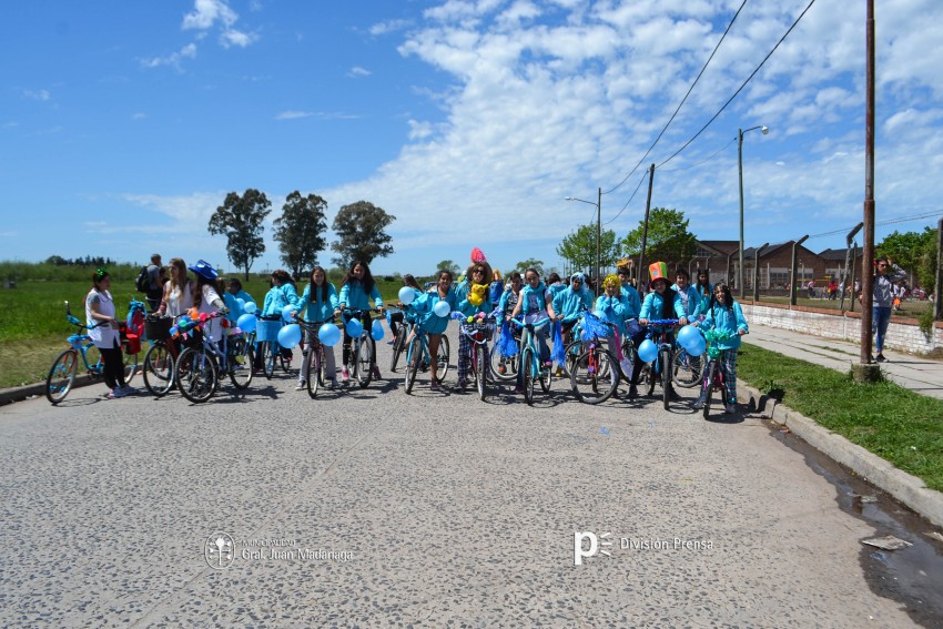 Cientos de personas disfrutaron de la bicicleteada de la familia