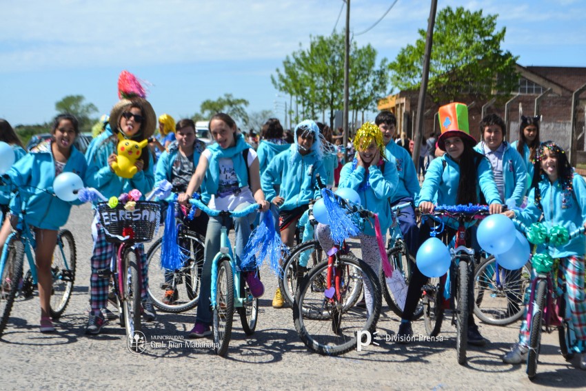 Cientos de personas disfrutaron de la bicicleteada de la familia