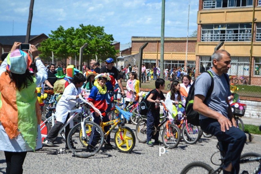 Cientos de personas disfrutaron de la bicicleteada de la familia