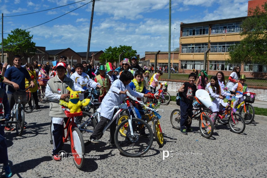 Cientos de personas disfrutaron de la bicicleteada de la familia