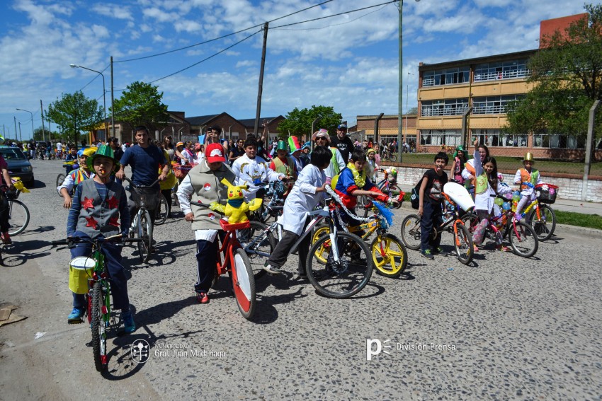 Cientos de personas disfrutaron de la bicicleteada de la familia