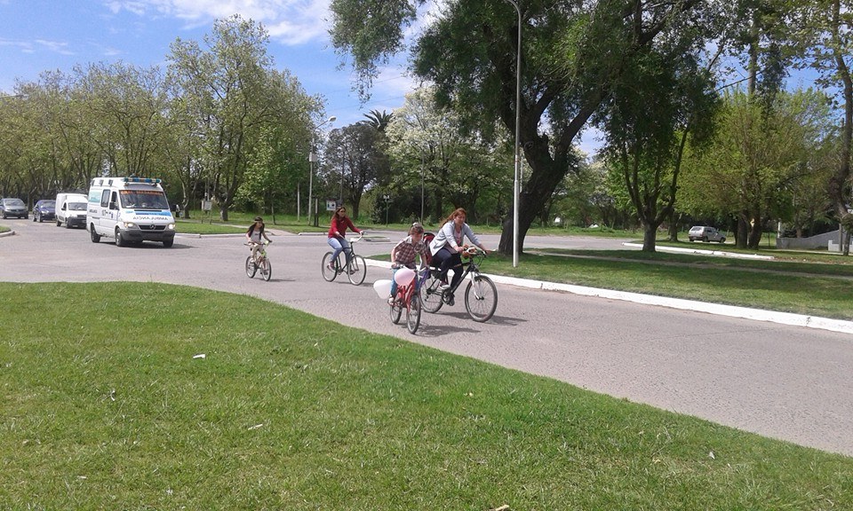 Cientos de personas disfrutaron de la bicicleteada de la familia