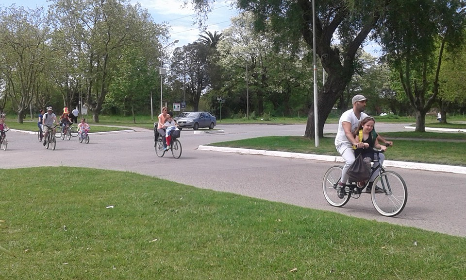 Cientos de personas disfrutaron de la bicicleteada de la familia