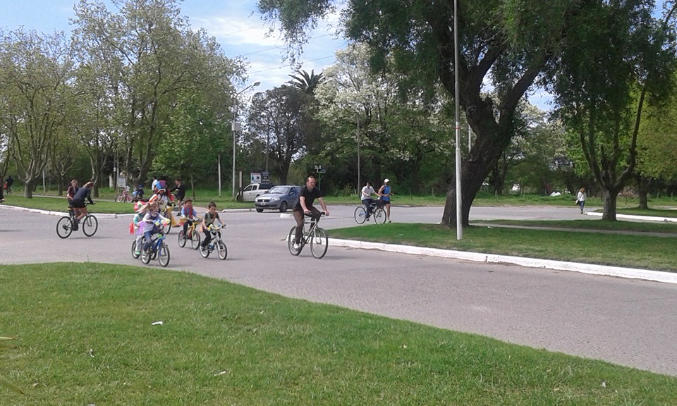 Cientos de personas disfrutaron de la bicicleteada de la familia