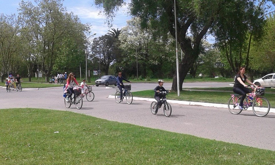 Cientos de personas disfrutaron de la bicicleteada de la familia