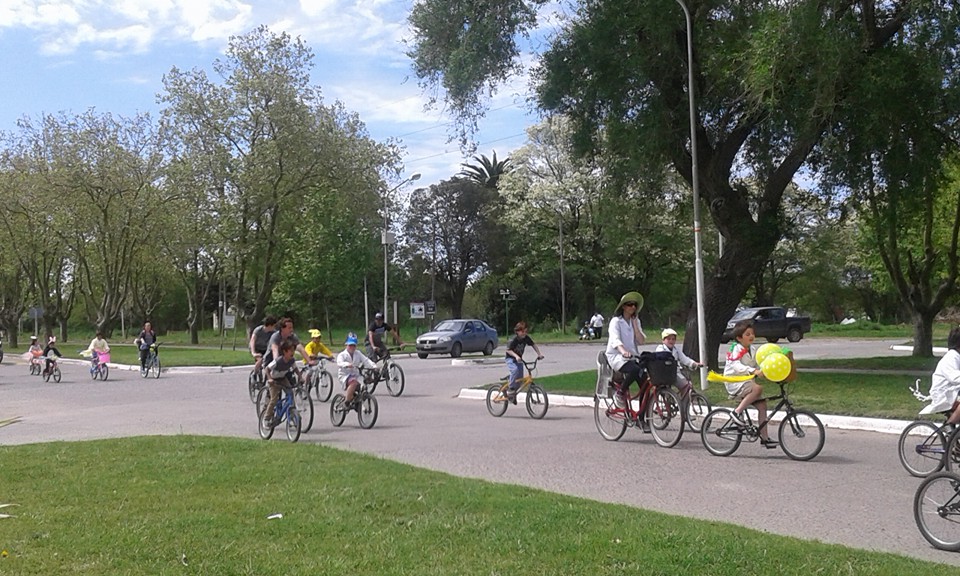 Cientos de personas disfrutaron de la bicicleteada de la familia